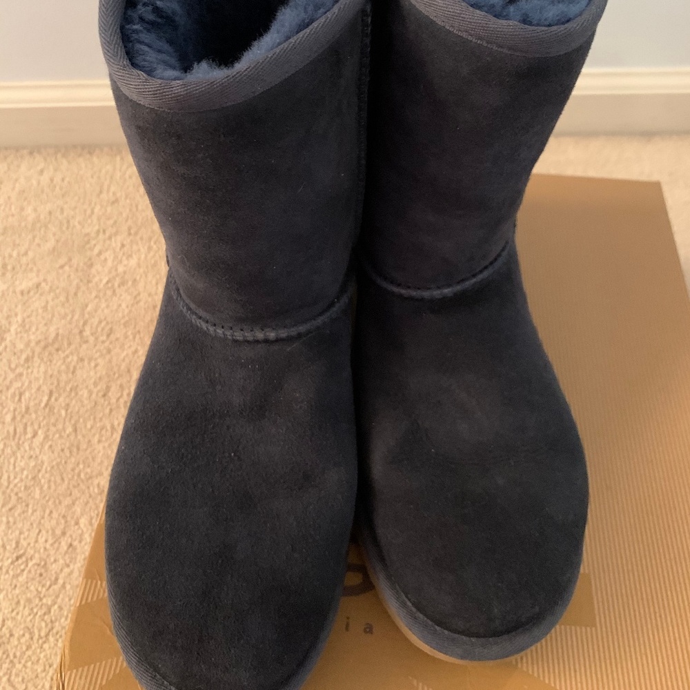 Ugg Classic Short Navy Size 7 new in box